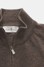 Della Ciana Troyer graubraun meliert, Nahaufnahme von oben, Mix aus Cashmere und Merinowolle, weicher Griff, feines Strickbild, Regular Fit, Troyer-Kragen mit Reißverschluss, flexible Rippbündchen.