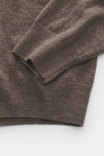 Della Ciana Troyer graubraun meliert, Nahaufnahme von Ärmel und Bund, Mix aus Cashmere und Merinowolle, weicher Griff, Regular Fit, feines Strickbild, Troyer-Kragen mit Reißverschluss, flexible Rippbündchen.