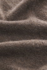 Nahaufnahme des feinen Strickbilds vom Della Ciana Troyer graubraun meliert, Mix aus Cashmere und Merinowolle, weicher Griff, Regular Fit, Troyer-Kragen mit Reißverschluss, flexible Rippbündchen, fotografiert aus frontaler Perspektive.