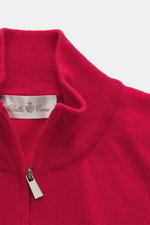 Nahaufnahme des Della Ciana Troyer rot von oben, Mix aus Cashmere und Merinowolle, weicher Griff, feines Strickbild, Regular Fit, Troyer-Kragen mit Reißverschluss, flexible Rippbündchen.