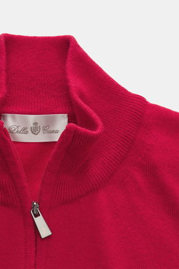 Nahaufnahme des Della Ciana Troyer rot von oben, Mix aus Cashmere und Merinowolle, weicher Griff, feines Strickbild, Regular Fit, Troyer-Kragen mit Reißverschluss, flexible Rippbündchen.