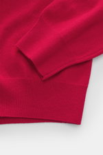 Nahaufnahme des roten Della Ciana Troyer aus Cashmere-Merinowolle-Mix mit weichem Griff, feinem Strickbild, Regular Fit, Troyer-Kragen mit Reißverschluss und flexiblen Rippbündchen, fotografiert von oben.
