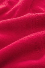 Nahaufnahme des roten Della Ciana Troyer aus Cashmere-Merinowolle mit feinem Strickbild, weichem Griff, Troyer-Kragen, Reißverschluss, Regular Fit und flexiblen Rippbündchen.