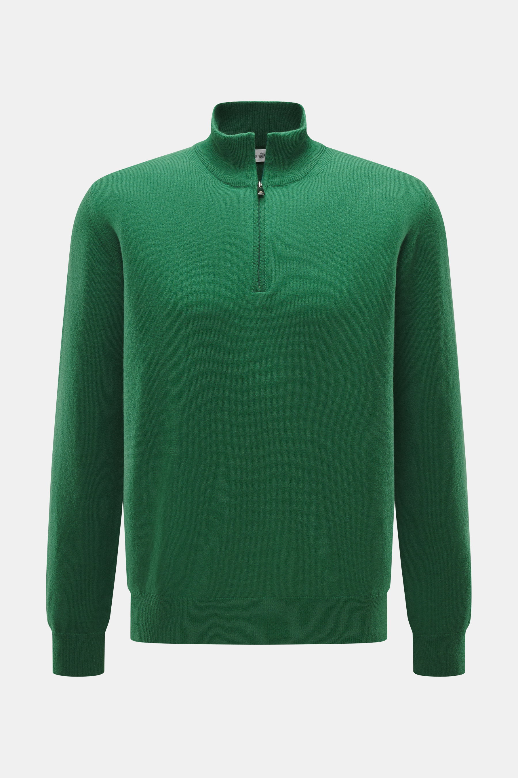 Della Ciana Troyer grün, frontal fotografiert, Regular Fit, feines Strickbild, Troyer-Kragen mit Reißverschluss, weicher Griff, Mix aus Cashmere und Merinowolle, flexible Rippbündchen.