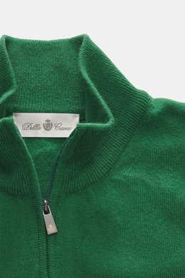 Nahaufnahme des grünen Della Ciana Troyer mit Troyer-Kragen, Reißverschluss, feinem Strickbild, weichem Griff, Regular Fit, flexiblen Rippbündchen, aus Cashmere-Merinowolle.