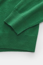 Nahaufnahme von Ärmel und Saum des Della Ciana Troyer grün, aus Cashmere und Merinowolle, weicher Griff, feines Strickbild, Regular Fit, flexible Rippbündchen.