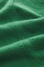 Nahaufnahme des grünen Della Ciana Troyer aus Cashmere und Merinowolle, weicher Griff, feines Strickbild, Regular Fit, Troyer-Kragen mit Reißverschluss, flexible Rippbündchen, fotografiert aus seitlicher Perspektive.