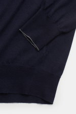 Brunello Cucinelli Strickpolo navy, Detailaufnahme von Ärmel und Saum, leichter Feinstrick aus Schurwolle und Cashmere, Regular Fit, weiche, elegante Textur.