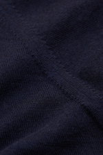 Brunello Cucinelli Strickpolo navy in Nahaufnahme, feines Strickbild, softer Griff aus Schurwolle und Cashmere, klassische Details sichtbar.