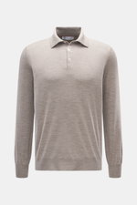 Brustaufnahme des Brunello Cucinelli Strickpolo taupe meliert, Regular Fit, klassischer Polokragen, Drei-Knopf-Leiste, feiner Schurwoll-Cashmere-Feinstrick.