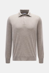Brustaufnahme des Brunello Cucinelli Strickpolo taupe meliert, Regular Fit, klassischer Polokragen, Drei-Knopf-Leiste, feiner Schurwoll-Cashmere-Feinstrick.