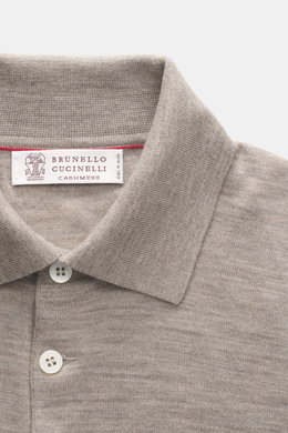 Brunello Cucinelli Strickpolo taupe meliert, Detailaufnahme von oben, feiner Schurwoll-Cashmere-Feinstrick, Polokragen, Drei-Knopf-Leiste.