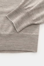 Brunello Cucinelli Strickpolo taupe meliert, Nahaufnahme Ärmelbündchen und Saum, feiner Feinstrick aus Schurwolle und Cashmere, softer Griff, Regular Fit.