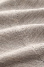 Brunello Cucinelli Strickpolo taupe meliert, Detailaufnahme aus Nähe, feine Schurwolle-Cashmere-Mischung, leichter Feinstrick, softer Griff, Regular Fit.