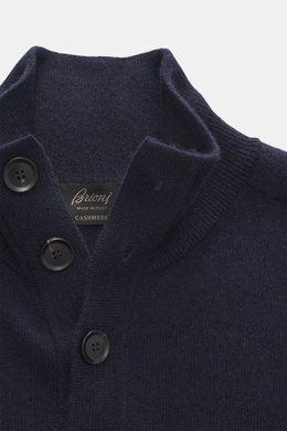 Nahaufnahme des Brioni Cashmere Troyer navy von oben, reiner Cashmere, weicher Griff, feines Strickbild, Regular Fit, Stehkragen mit Vier-Knopf-Leiste, Schulterpasse in Kontraststrick, Rippbündchen.