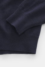 Nahaufnahme des Brioni Cashmere Troyer navy von oben, zeigt weichen, feinen Strick mit Rippbündchen aus reinem Cashmere.