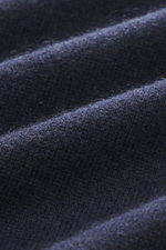 Nahaufnahme des feinen Strickbilds und weichen Griffs des Brioni Cashmere Troyer navy aus reiner hochwertiger Cashmerefaser.
