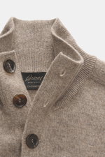 Brioni Cashmere Troyer taupe meliert, Detailaufnahme von oben, Stehkragen mit Vier-Knopf-Leiste, reiner Cashmere, feines Strickbild, Regular Fit, weicher Griff.
