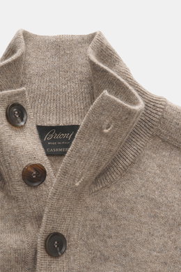 Brioni Cashmere Troyer taupe meliert, Detailaufnahme von oben, Stehkragen mit Vier-Knopf-Leiste, reiner Cashmere, feines Strickbild, Regular Fit, weicher Griff.