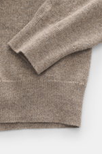 Nahaufnahme des Brioni Cashmere Troyer taupe meliert, Detailansicht der Ärmel mit feinem Strickbild, weichem Griff und Rippbündchen.