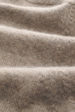 Nahaufnahme des feinen Strickbilds vom Brioni Cashmere Troyer taupe meliert, fotografiert aus Frontperspektive, zeigt weichen Griff, Regular Fit, Stehkragen mit Vier-Knopf-Leiste, Schulterpasse in Kontraststrick und komfortable Rippbündchen aus reinem Cas