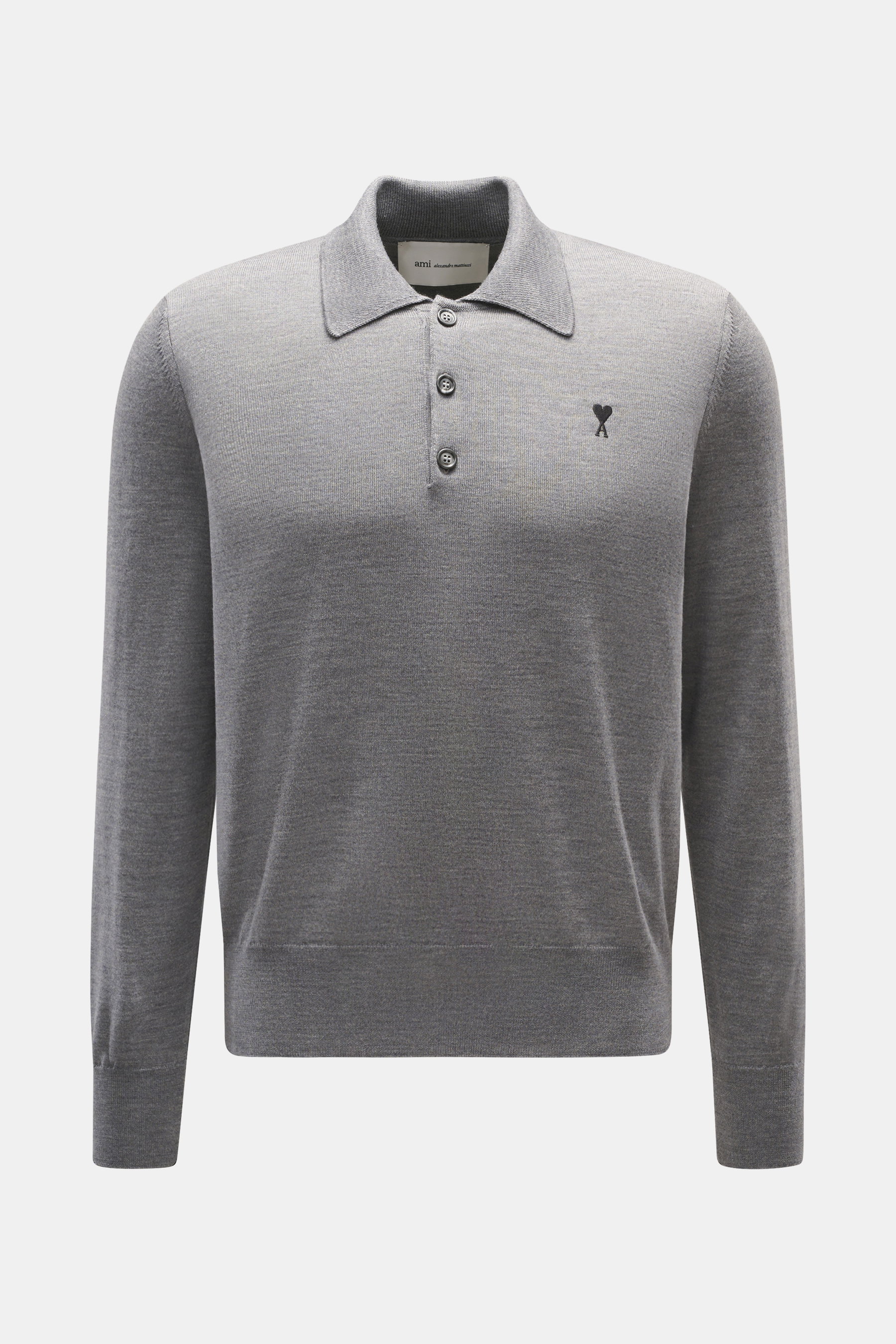 Vorderansicht des Ami Paris Merino Strickpolo grau meliert mit typischem Polokragen, Drei-Knopf-Leiste, elastischen Rippbündchen, feinem Strickbild, weichem Griff, Regular Fit, Logo-Stitching auf der Brust, aus reiner Merinowolle.