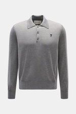 Vorderansicht des Ami Paris Merino Strickpolo grau meliert mit typischem Polokragen, Drei-Knopf-Leiste, elastischen Rippbündchen, feinem Strickbild, weichem Griff, Regular Fit, Logo-Stitching auf der Brust, aus reiner Merinowolle.