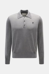 Vorderansicht des Ami Paris Merino Strickpolo grau meliert mit typischem Polokragen, Drei-Knopf-Leiste, elastischen Rippbündchen, feinem Strickbild, weichem Griff, Regular Fit, Logo-Stitching auf der Brust, aus reiner Merinowolle.