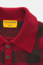 Nahaufnahme aus schräger Draufsicht des Guest In Residence Strickpolo rot/dunkelbraun kariert mit weichem Griff, Regular Fit, Drei-Knopf-Leiste, gestricktem Polokragen, komfortablen Rippbündchen, mittelfeinem Strickbild, Mix aus Wolle und Cashmere.