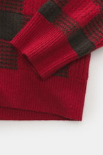 Nahaufnahme des Guest In Residence Strickpolo rot/dunkelbraun kariert, seitliche Perspektive, Mix aus Wolle und Cashmere, weicher Griff, mittelfeines Strickbild, Regular Fit, Drei-Knopf-Leiste, gestrickter Polokragen, komfortable Rippbündchen.