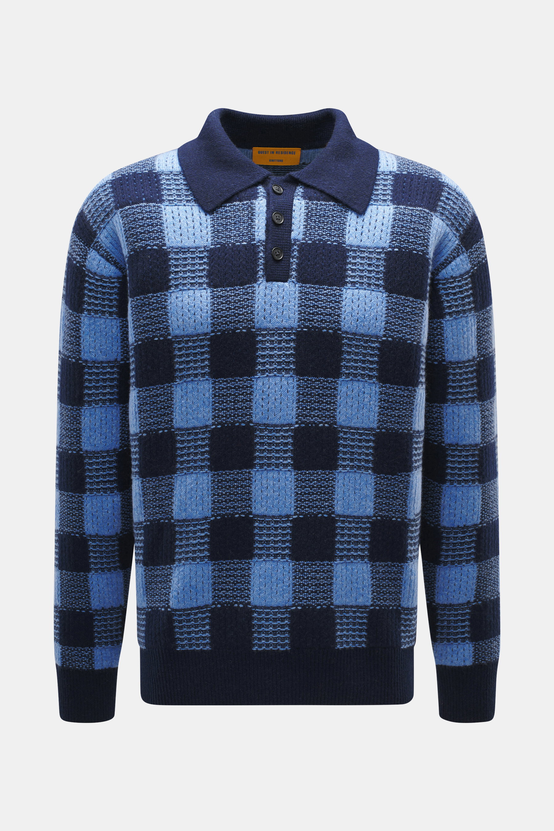 Guest In Residence Strickpolo blau/navy kariert, frontal fotografiert, Mix aus Wolle und Cashmere, weicher Griff, mittelfeines Strickbild, Regular Fit, Drei-Knopf-Leiste, gestrickter Polokragen, komfortable Rippbündchen.