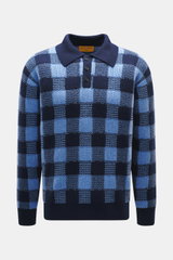 Guest In Residence Strickpolo blau/navy kariert, frontal fotografiert, Mix aus Wolle und Cashmere, weicher Griff, mittelfeines Strickbild, Regular Fit, Drei-Knopf-Leiste, gestrickter Polokragen, komfortable Rippbündchen.