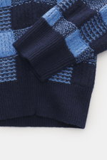 Nahaufnahme des Guest In Residence Strickpolo blau/navy kariert, Detailansicht von Ärmel und Bund, Mix aus Wolle und Cashmere, weicher Griff, mittelfeines Strickbild, Regular Fit, Drei-Knopf-Leiste, gestrickter Polokragen, komfortable Rippbündchen.