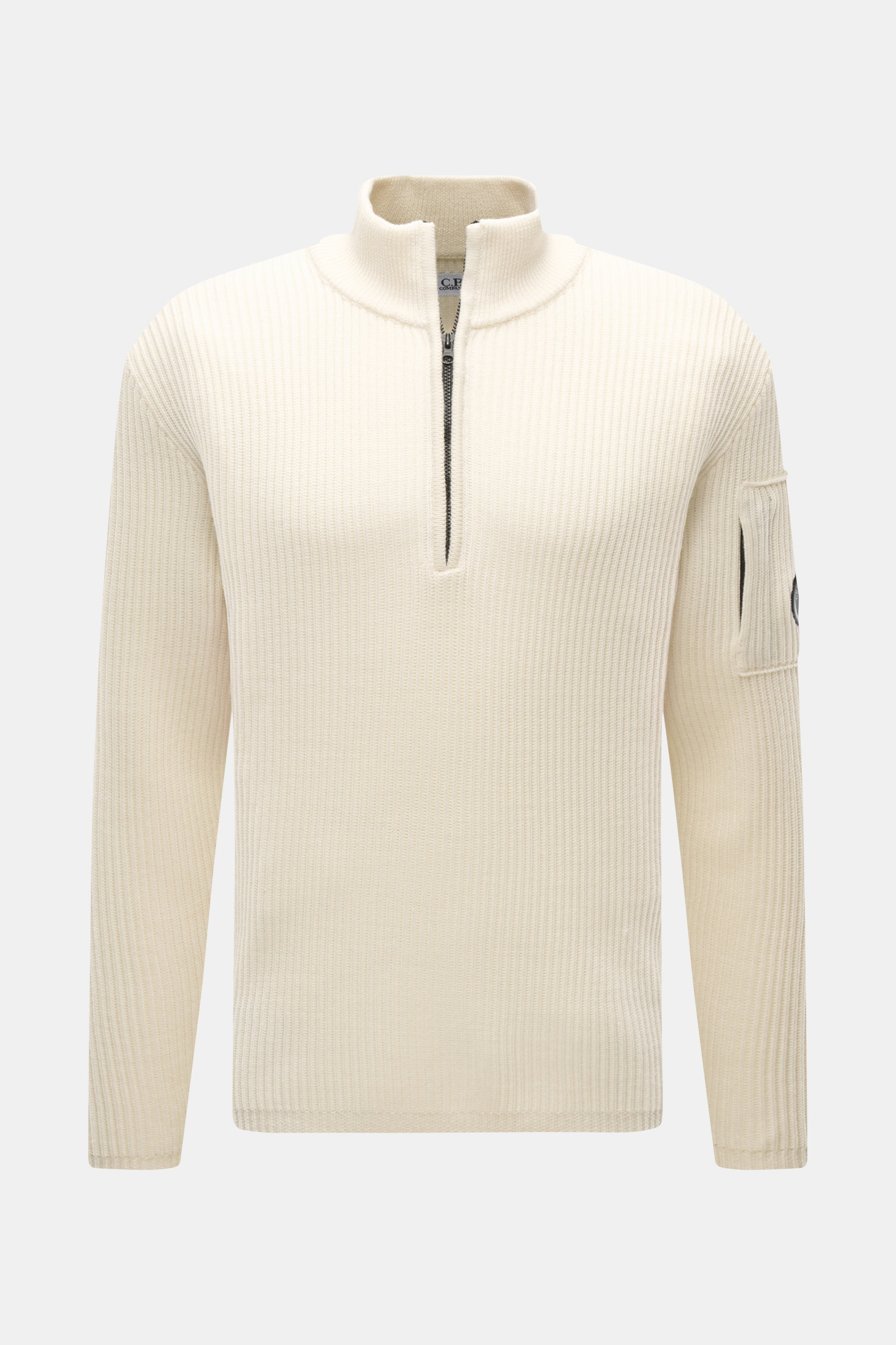 C.P. Company Troyer creme, frontale Nahaufnahme, Strick aus Schurwolle und Microfaser, weicher Griff, mittelfeines Strickbild, Slim Fit, Troyer-Kragen mit Reißverschluss, Tasche mit Zipper am Oberarm, Linsen-Detail, flexible Rippbündchen.