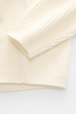 Nahaufnahme von Ärmel und Saum des C.P. Company Troyer creme, mittelfeines, weiches Strickbild mit flexiblem Rippbündchen.