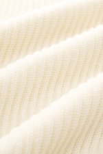 C.P. Company Troyer creme Detailaufnahme des Strickstoffs aus Schurwolle und Microfaser, weicher Griff, mittelfeines Strickbild, patentmuster, Slim Fit.