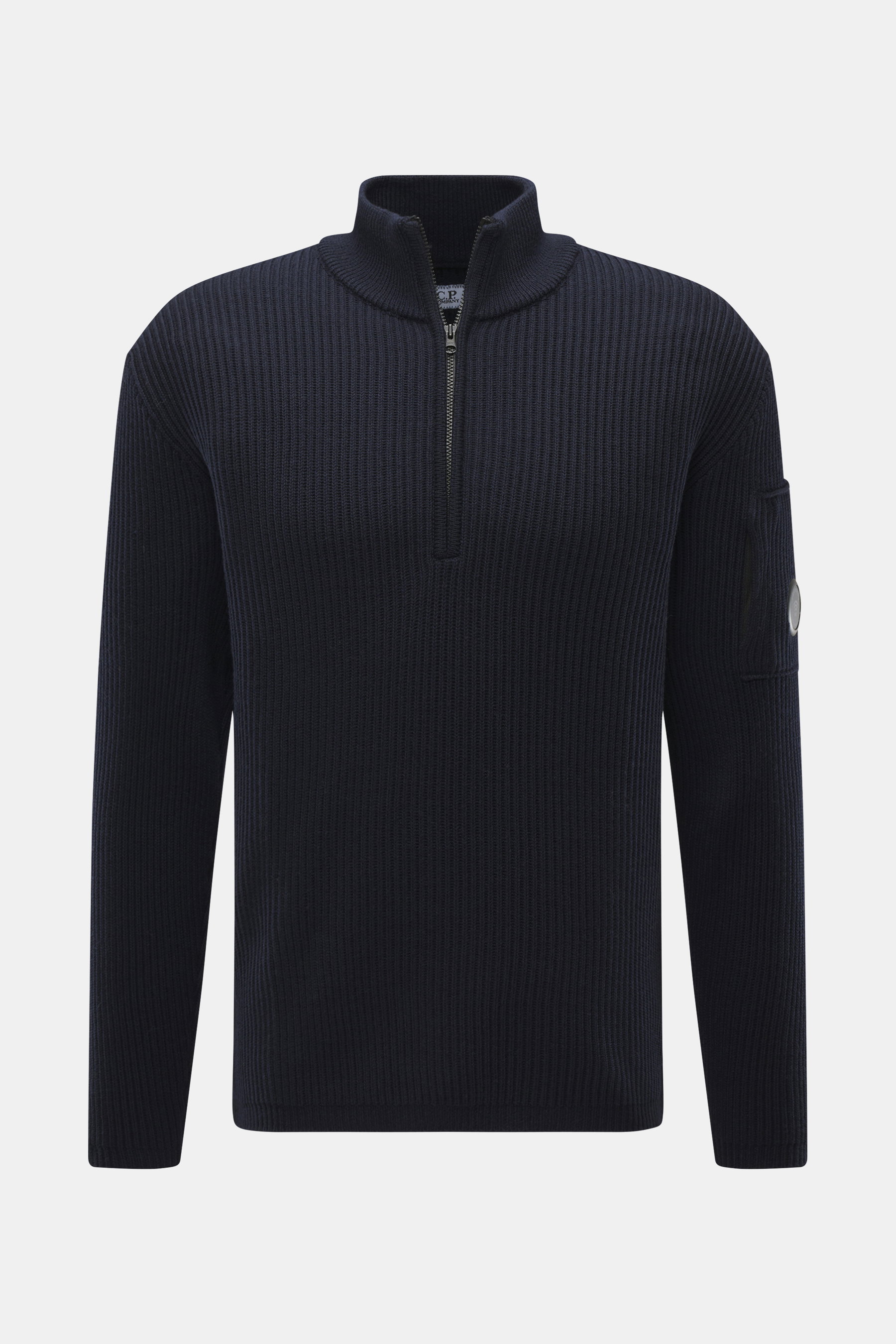 C.P. Company Troyer navy, frontale Nahaufnahme, Strick aus Schurwolle, weicher Griff, mittelfeines Strickbild, Patent-Strickmuster, Slim Fit, Troyer-Kragen mit Reißverschluss, Tasche mit Zipper am Oberarm, Linsen-Detail, flexible Rippbündchen.