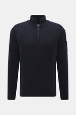 C.P. Company Troyer navy, frontale Nahaufnahme, Strick aus Schurwolle, weicher Griff, mittelfeines Strickbild, Patent-Strickmuster, Slim Fit, Troyer-Kragen mit Reißverschluss, Tasche mit Zipper am Oberarm, Linsen-Detail, flexible Rippbündchen.
