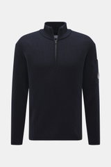 C.P. Company Troyer navy, frontale Nahaufnahme, Strick aus Schurwolle, weicher Griff, mittelfeines Strickbild, Patent-Strickmuster, Slim Fit, Troyer-Kragen mit Reißverschluss, Tasche mit Zipper am Oberarm, Linsen-Detail, flexible Rippbündchen.