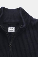 Nahaufnahme von C.P. Company Troyer navy, mittelfeines Strickbild, Troyer-Kragen mit Reißverschluss, Strick aus Schurwolle und Microfaser, weicher Griff.