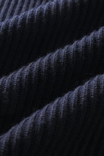 Nahaufnahme des C.P. Company Troyer navy aus mittelfeinem Strick mit markantem Patentmuster, weicher Griff, Schurwolle, Microfaser.