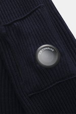 Nahaufnahme des C.P. Company Troyer navy mit mittelfeinem, markantem Patent-Strickmuster, labeltypischem Linsen-Detail und weichem Griff.