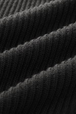 Nahaufnahme des mittelfeinen, markanten Patent-Strickmusters des C.P. Company Troyer anthrazit, Strick aus Schurwolle und hochwertiger Microfaser, weicher Griff, flexible Rippbündchen sichtbar.