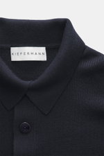 Nahaufnahme des Kiefermann Merino Strickpolo 'Imano' navy von oben fotografiert, reine Merinowolle, weicher Griff, feines Strickbild, Oversized Fit, typischer Polokragen, Drei-Knopf-Leiste.