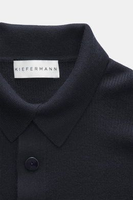 Nahaufnahme des Kiefermann Merino Strickpolo 'Imano' navy von oben fotografiert, reine Merinowolle, weicher Griff, feines Strickbild, Oversized Fit, typischer Polokragen, Drei-Knopf-Leiste.