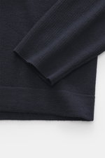 Nahaufnahme des Ärmels und unteren Bunds des Kiefermann Merino Strickpolo 'Imano' navy, reine Merinowolle, weicher Griff, feines Strickbild, Oversized Fit, typischer Polokragen, Drei-Knopf-Leiste, frontal fotografiert.