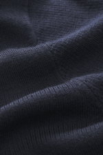 Nahaufnahme des feinen Strickbilds in navy des Kiefermann Merino Strickpolo 'Imano' mit weichem Griff aus reiner Merinowolle, Oversized Fit, typischem Polokragen und Drei-Knopf-Leiste.