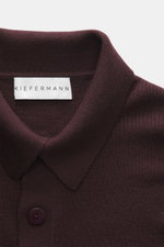 Nahaufnahme von Kiefermann Merino Strickpolo 'Imano' bordeaux mit typischem Polokragen, Drei-Knopf-Leiste, feinem Strickbild, Oversized Fit, weichem Griff, reine Merinowolle.