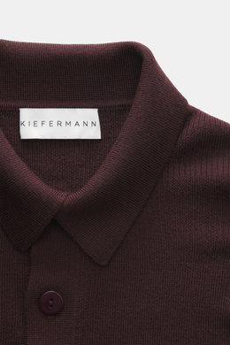 Nahaufnahme von Kiefermann Merino Strickpolo 'Imano' bordeaux mit typischem Polokragen, Drei-Knopf-Leiste, feinem Strickbild, Oversized Fit, weichem Griff, reine Merinowolle.