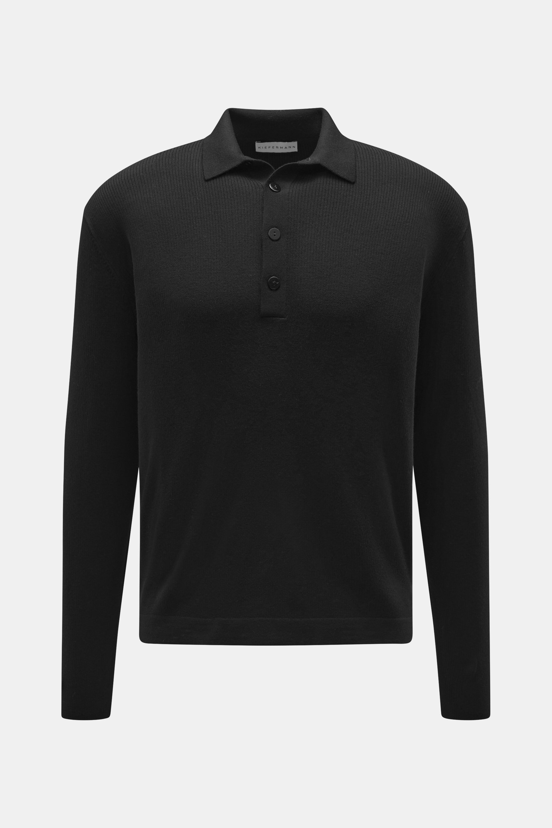 Kiefermann Merino Strickpolo 'Imano' schwarz, Frontansicht, reine Merinowolle, weicher Griff, feines Strickbild, Oversized Fit, Polokragen, Drei-Knopf-Leiste.